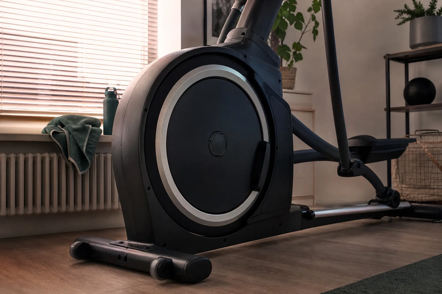 Crosstrainer i ett ljust rum med fri yta runt maskinen