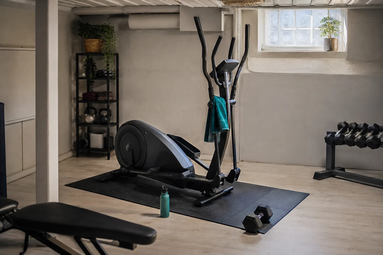 Neutral crosstrainer i Tunturi-stil på gummimatta